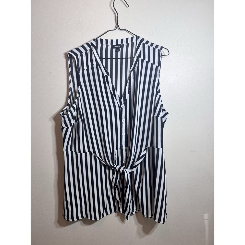 Women's Torrid Size 1 black-and-white striped Top
